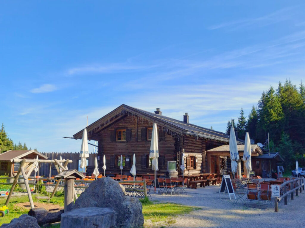 Außenansicht der urigen Drehhütte bei Schwangau mit Holzfassade vor malerischem Alpen-Panorama © Radio Alpenwelle CE2607