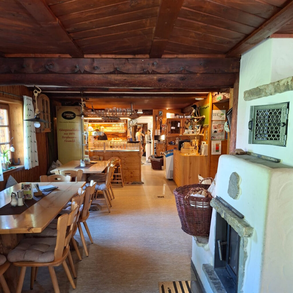 Gemütliche Gaststube der Drehhütte bei Schwangau mit rustikalen Holzmöbeln und traditioneller Allgäuer Inneneinrichtung © Radio Alpenwelle CE2607
