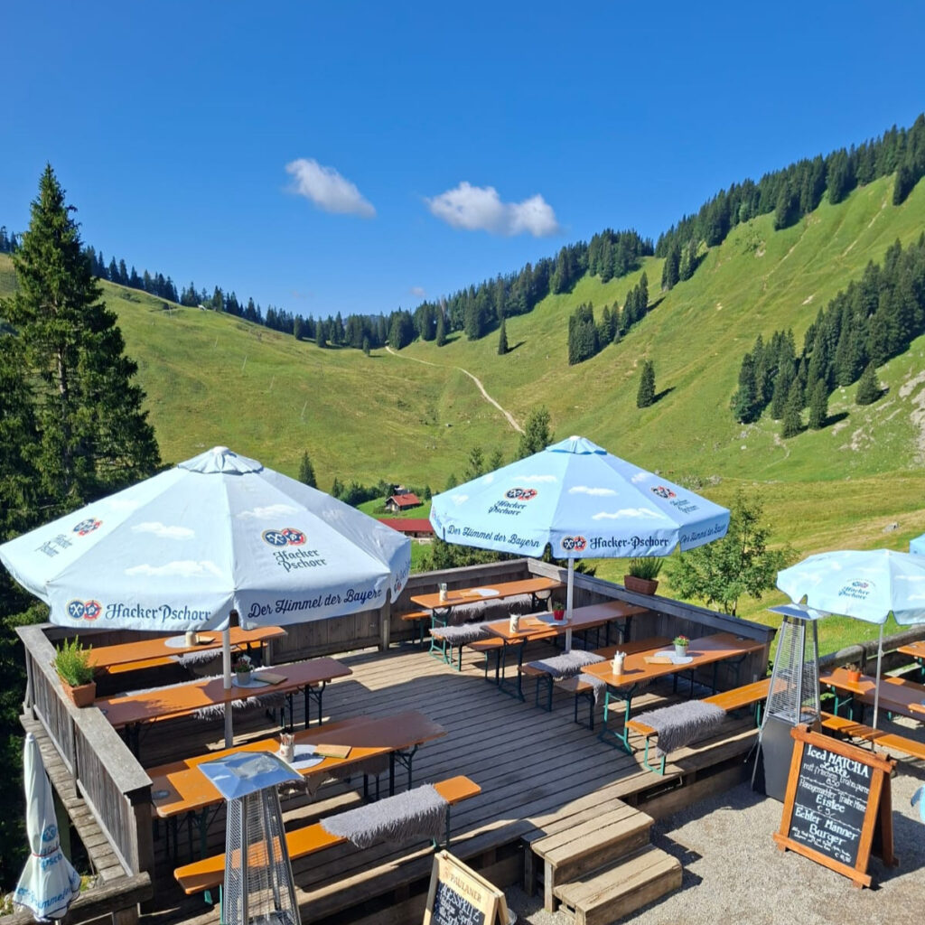 Panoramablick von der Sonnenterrasse der Oberen Firstalm Bodenschneid. © Radio Alpenwelle CE2607