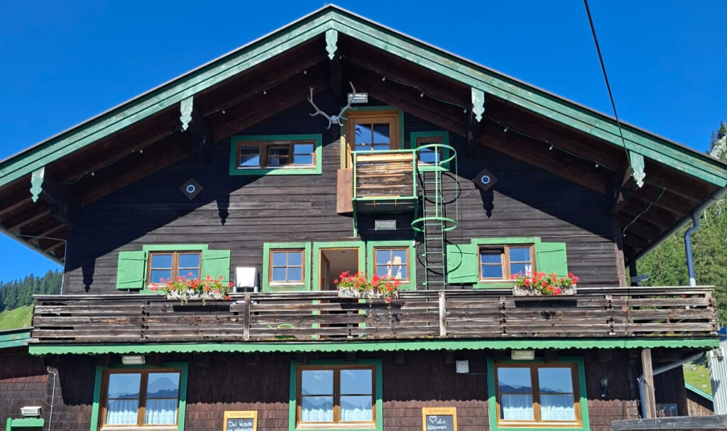 Außenansicht der Obere Firstalm am Spitzingsee mit traditioneller Holzfassade © Radio Alpoenwelle CE2607